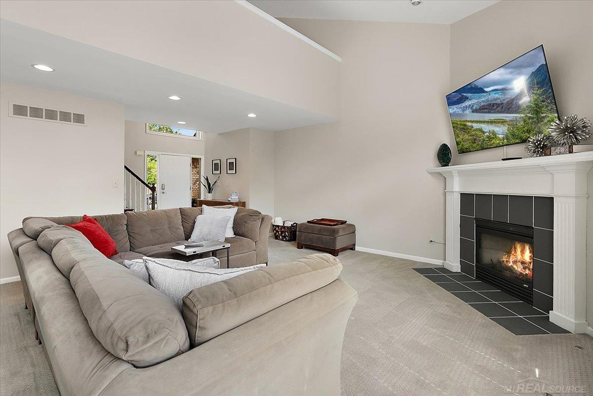Rare find! Beautiful 4 Bedrom Split Level home with inground pool loca – image 20