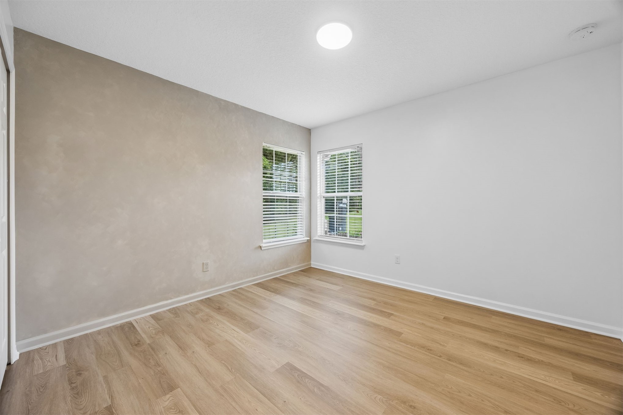 Tired of choosing between a backyard and a commute? At 54079 Amblerwoo – image 39