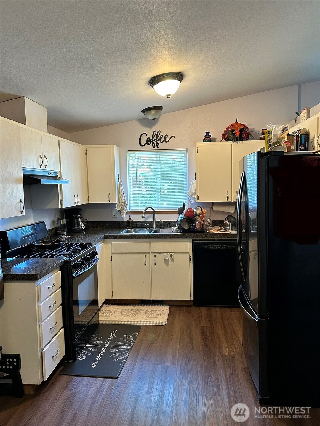 Welcome to this inviting single-level home featuring 3 bedrooms, 2 bat – image 4