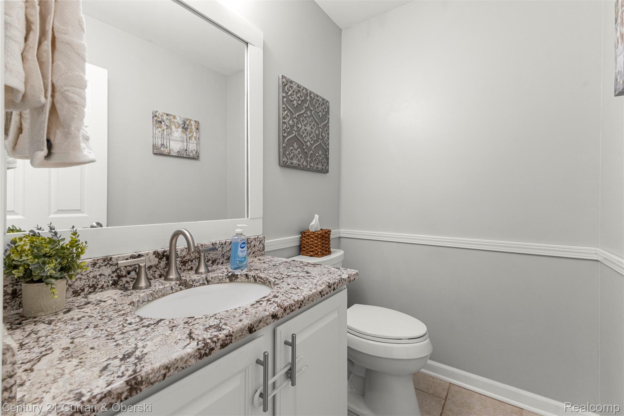 Welcome to 30999 Sudbury Street in Farmington Hills. This beautifully – image 23