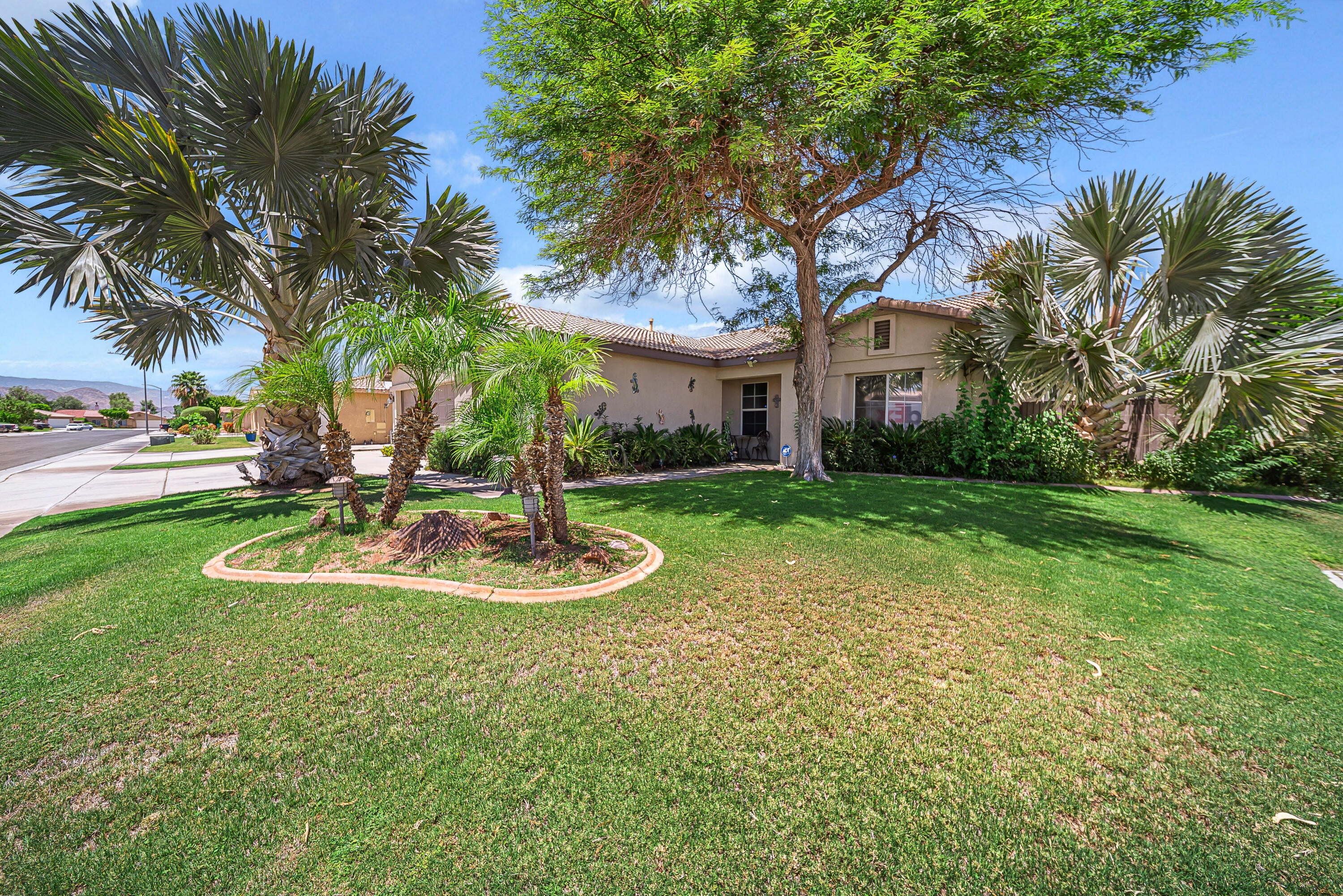 Welcome to this beautiful home in the highly desirable Villa Montego c – image 2