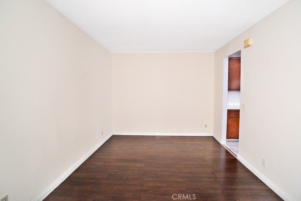 Spacious 3-bedroom, 2-bathroom town-house located in the highly desira – image 8
