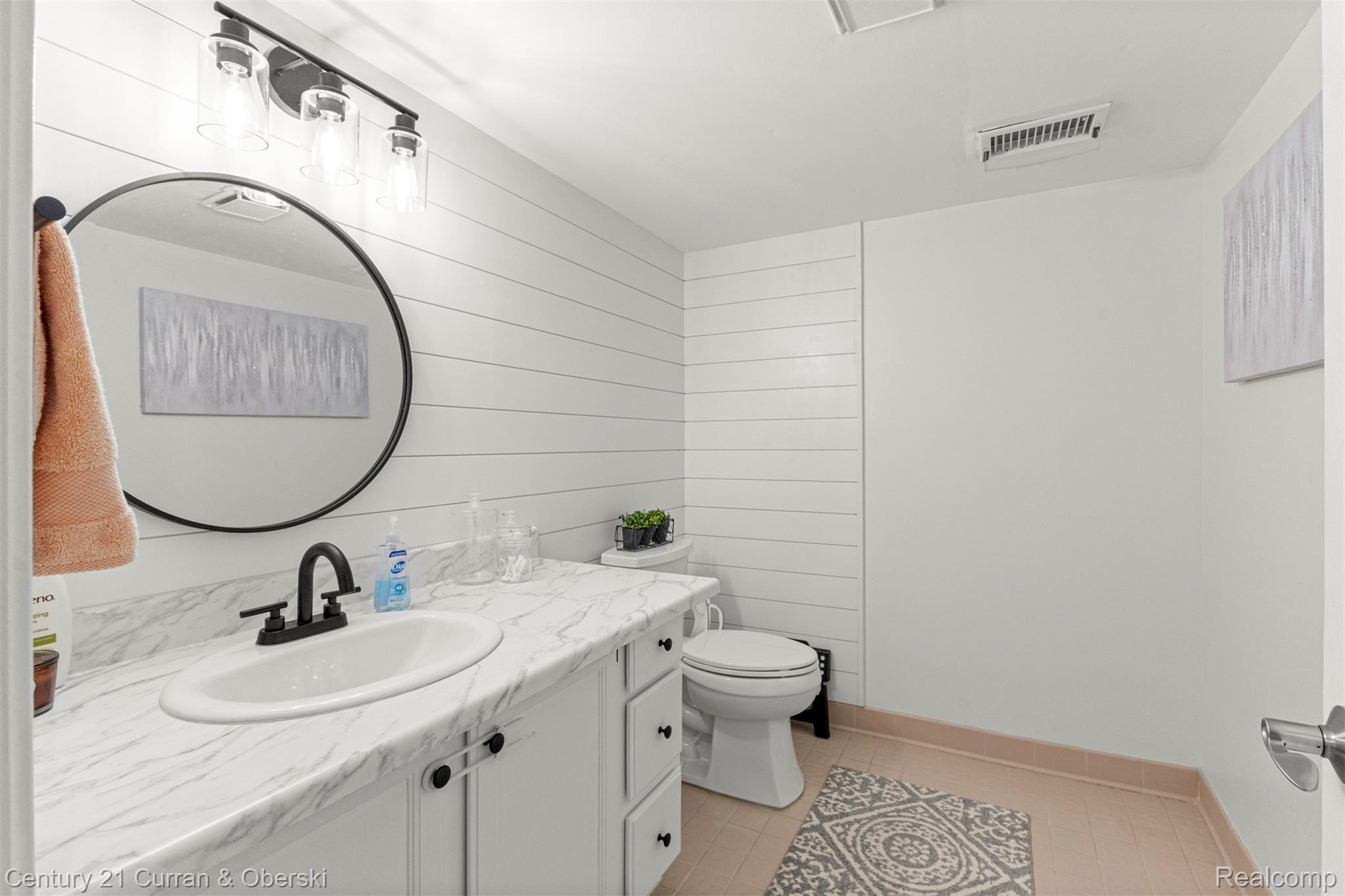 Welcome to 30999 Sudbury Street in Farmington Hills. This beautifully – image 46