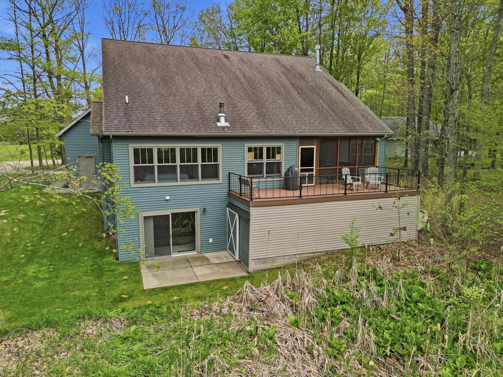 Tucked away on over an acre along the Little Muskegon River in the hea – image 46