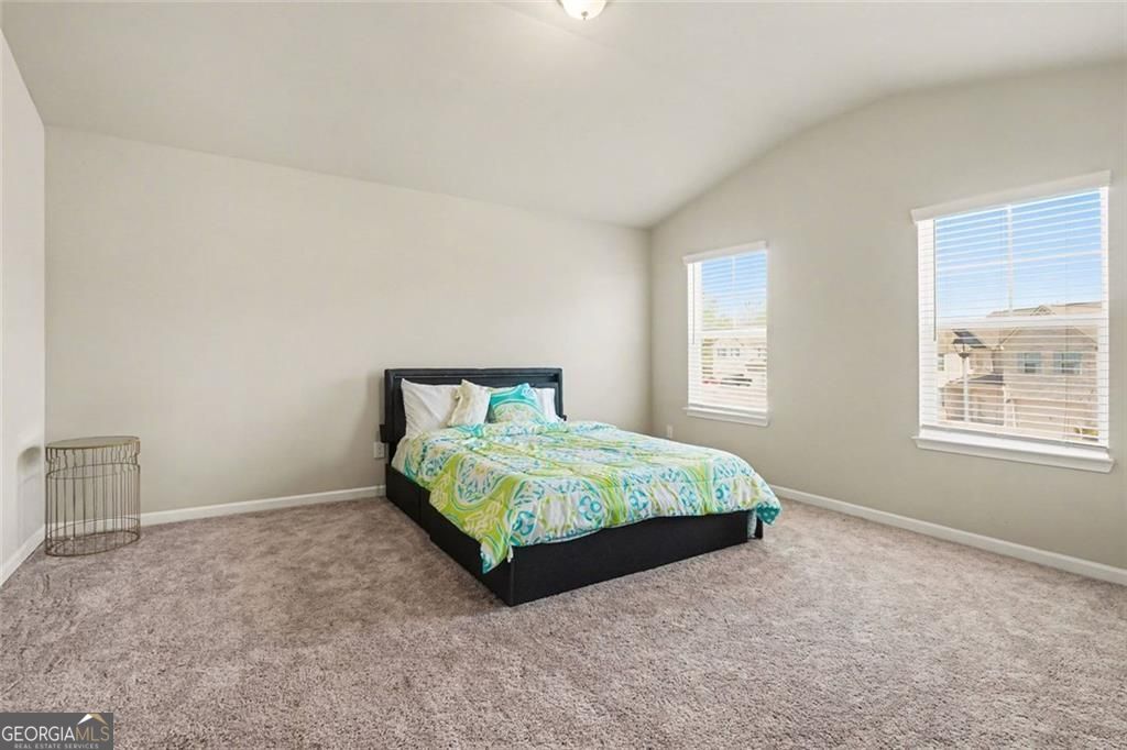 Beautiful home in the sought after Calcutta community! This spacious R – image 29
