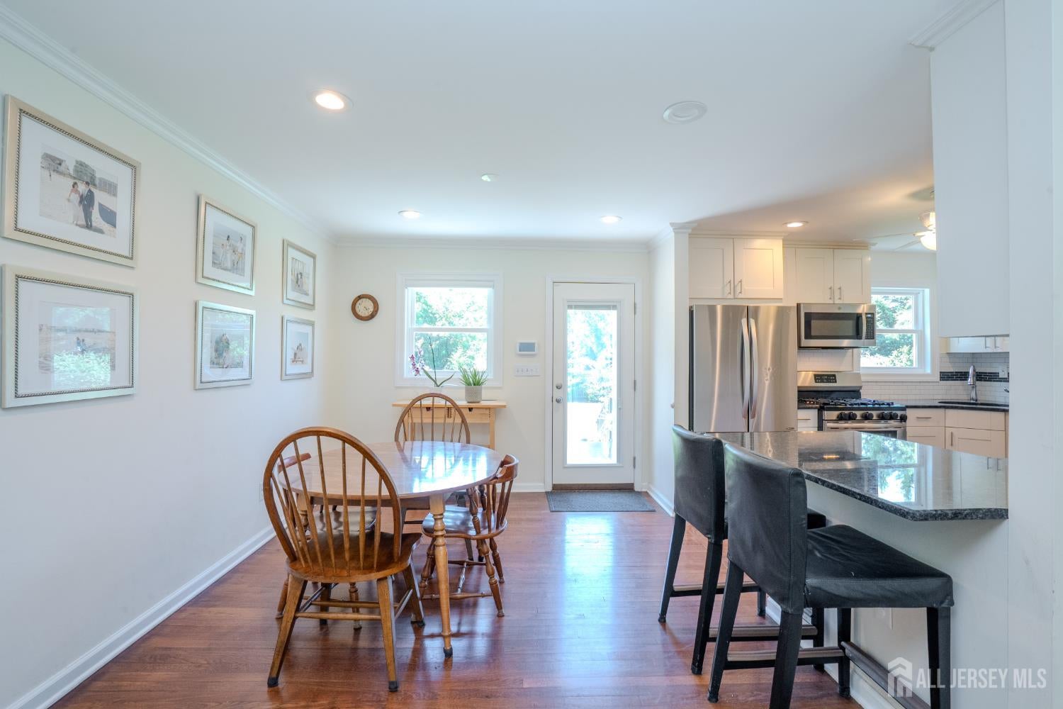 This lovely Cape Cod-style home is located in the highly desirable Far – image 9
