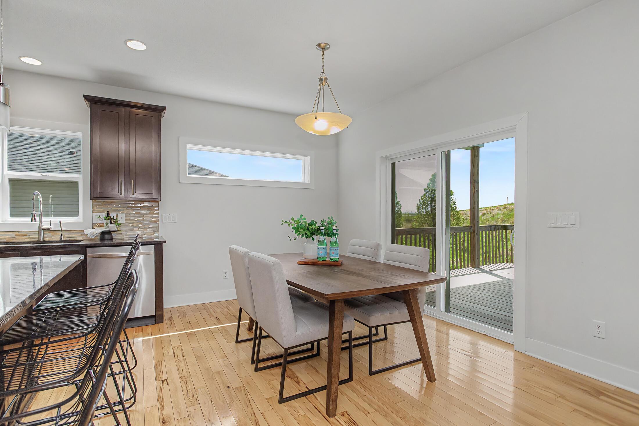 Beautifully crafted 1-story walk-out home in the highly desirable Sout – image 16