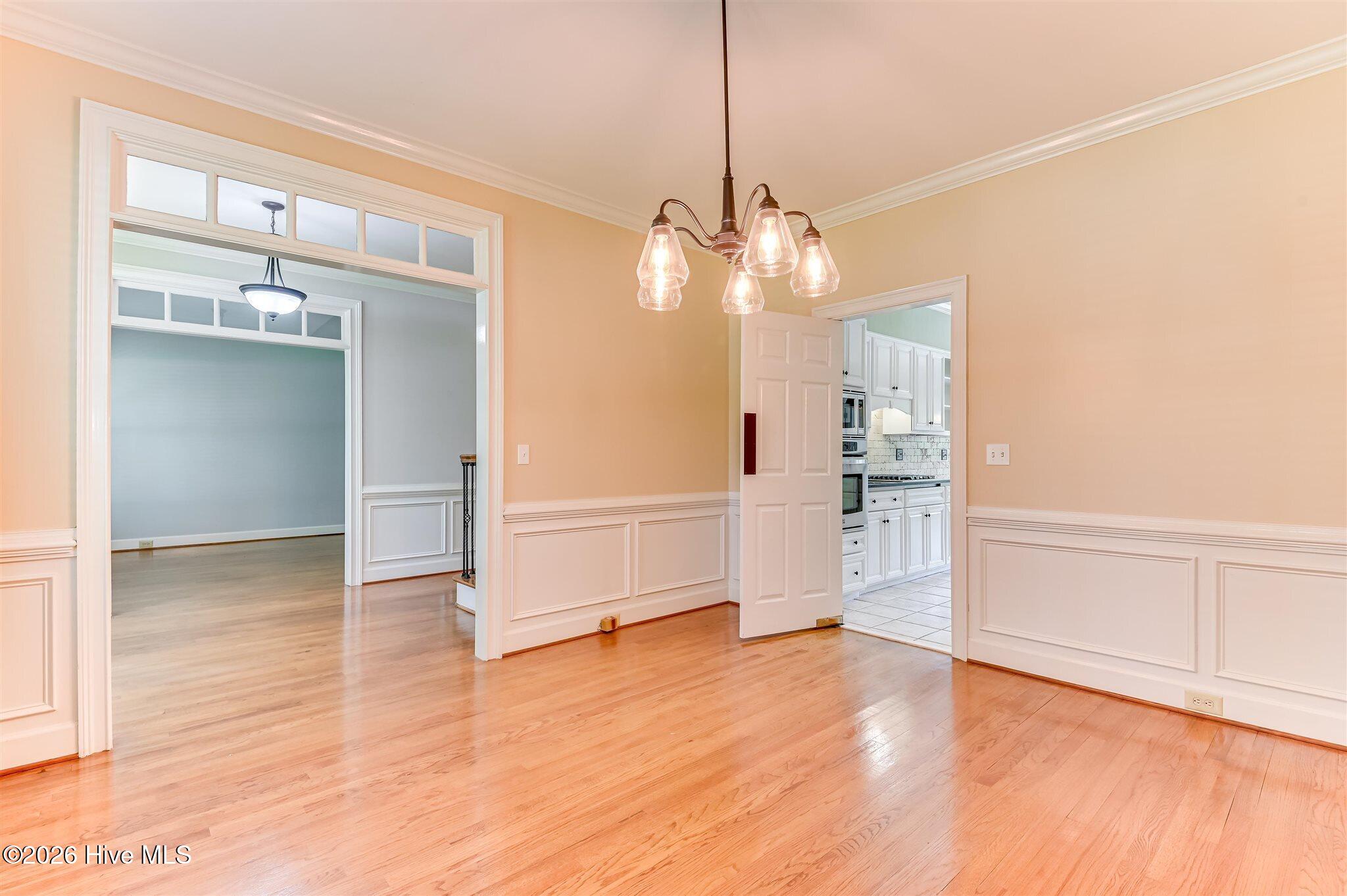 Welcome to this stunning brick home nestled on a quiet cul-de-sac in t – image 25