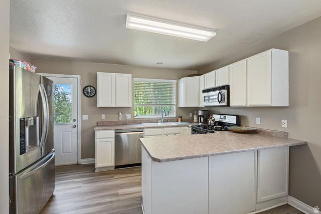 Welcome to 595 Banbury Circle, a well-maintained split-level home loca – image 3