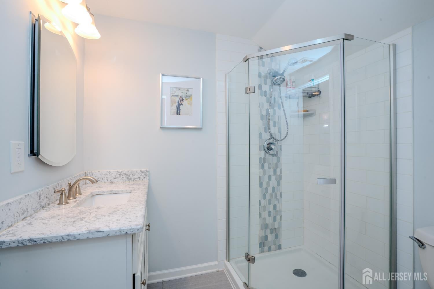 This lovely Cape Cod-style home is located in the highly desirable Far – image 20