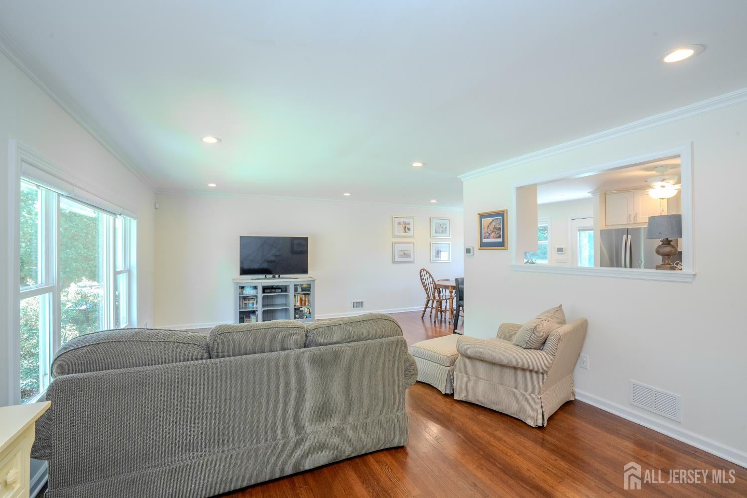 This lovely Cape Cod-style home is located in the highly desirable Far – image 7