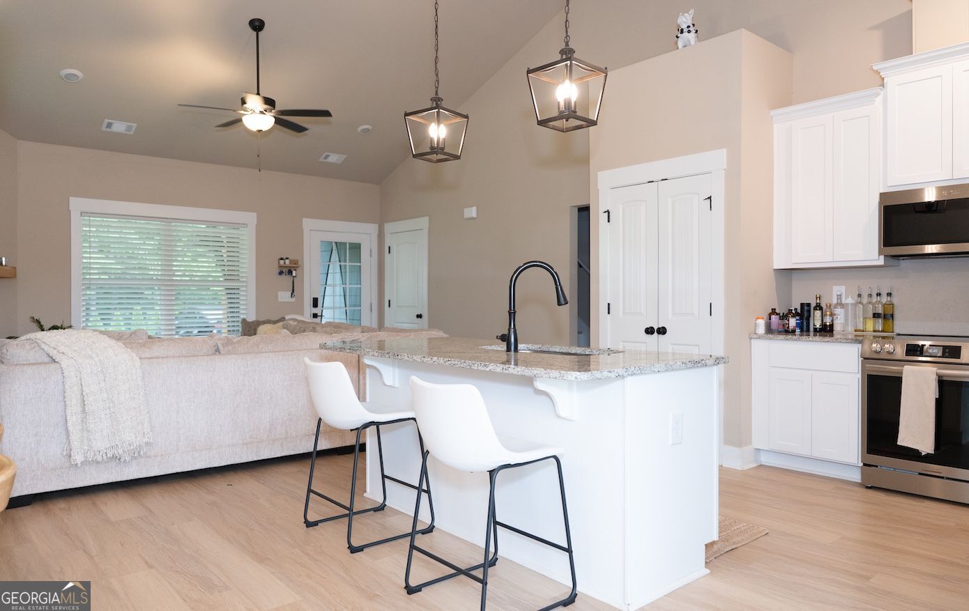 10 Acres of Privacy - Craftsman Ranch with Every Upgrade A rare find: – image 8