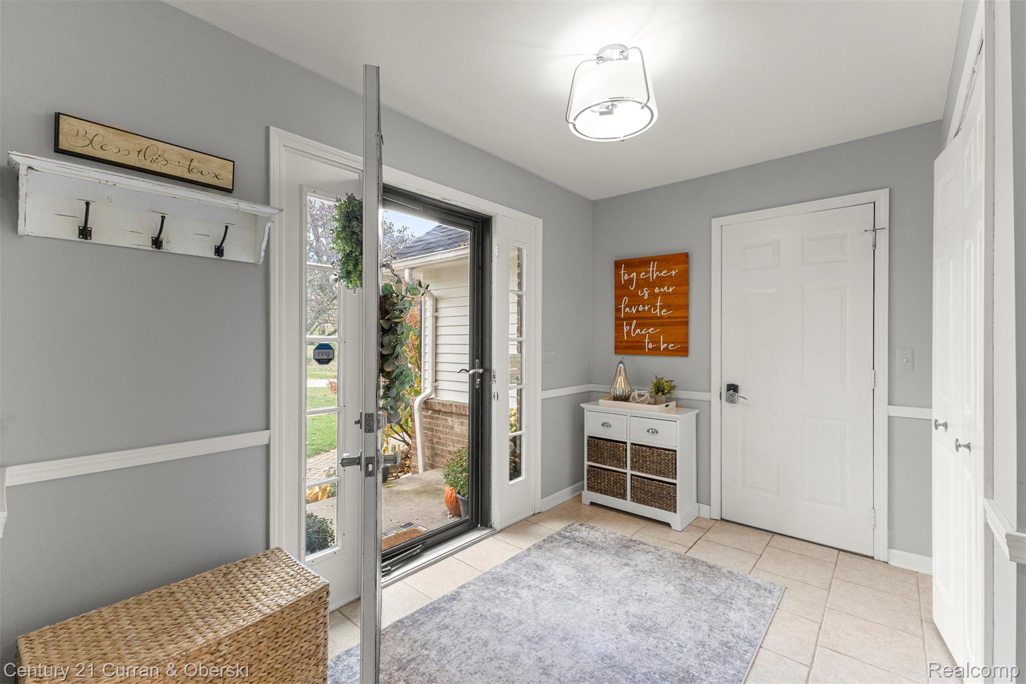 Welcome to 30999 Sudbury Street in Farmington Hills. This beautifully – image 5