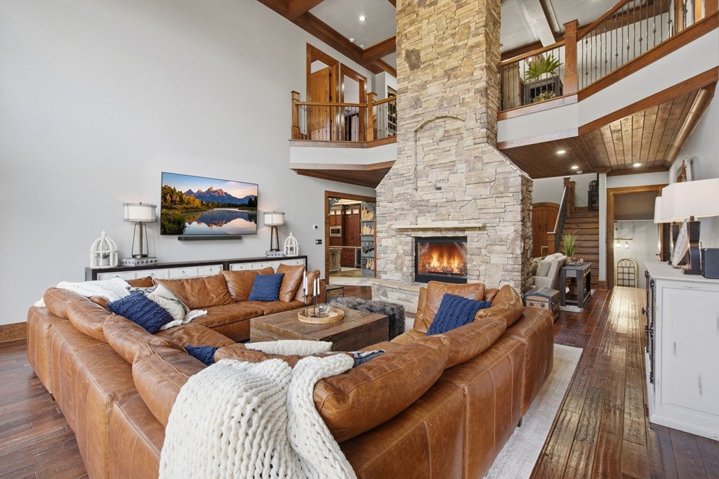 Architectural Mountain Sanctuary on 5+ Private Acres. Experience refin – image 29