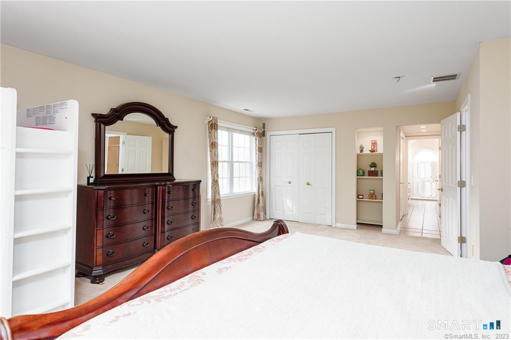 SPECTACULARLY DESIRABLE LOCATION! This rare-to-market single family is – image 31