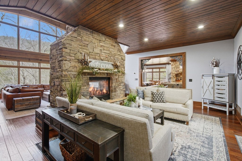 Architectural Mountain Sanctuary on 5+ Private Acres. Experience refin – image 23