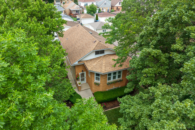 Meticulously maintained and thoughtfully updated, this charming Chicag – image 3