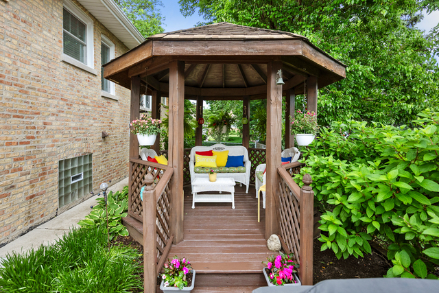 Meticulously maintained and thoughtfully updated, this charming Chicag – image 34