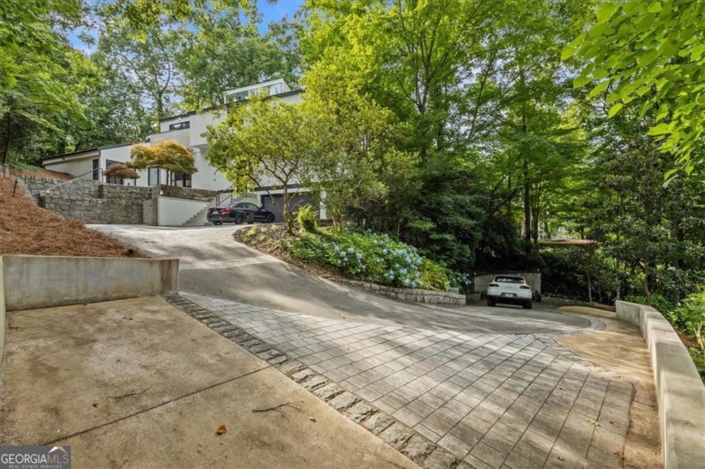 Gracious proportions and well-defined living spaces offer the perfect – image 58