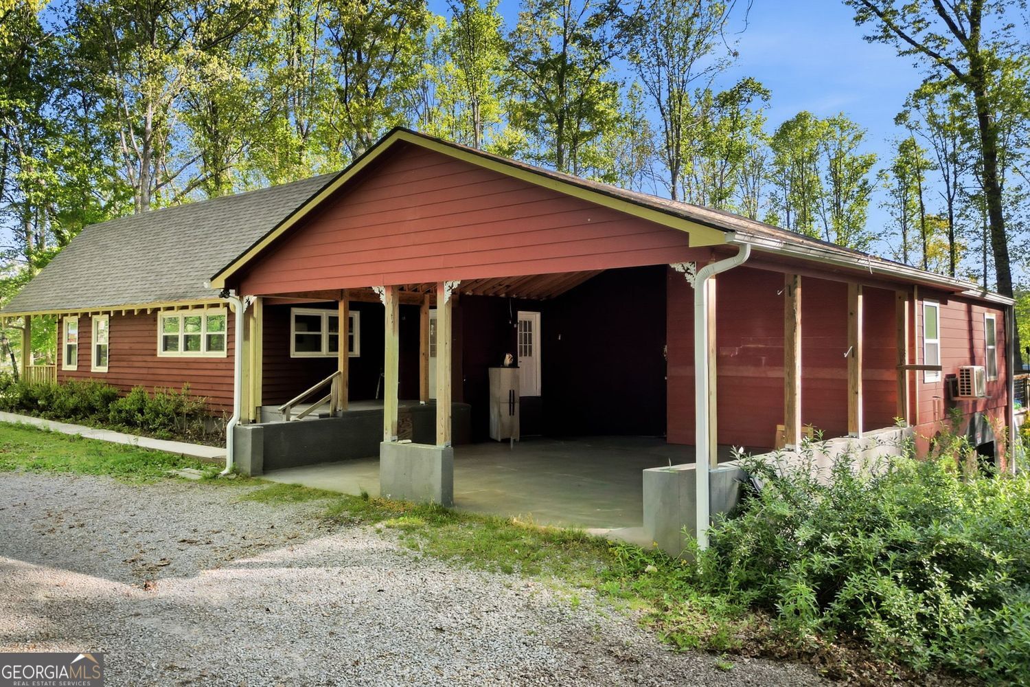 Escape to the perfect blend of privacy, functionality, and North Georg – image 3