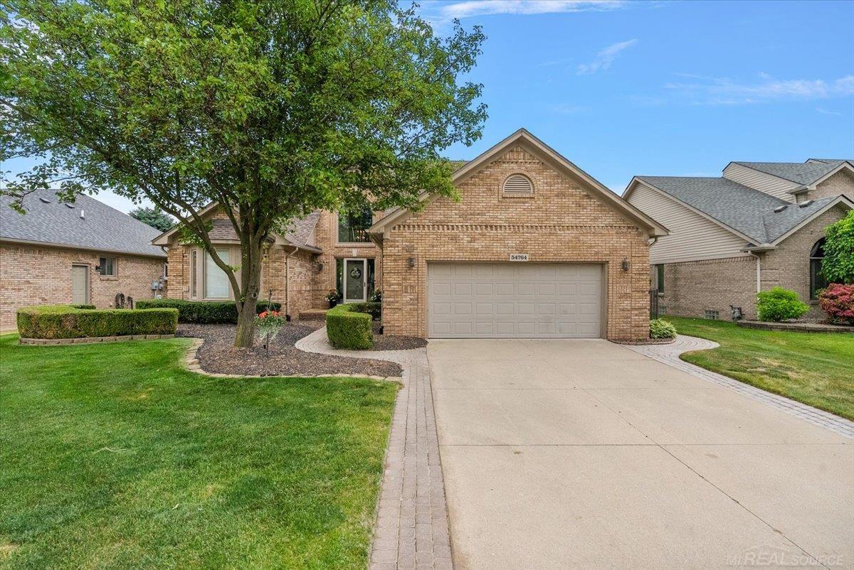 Rare find! Beautiful 4 Bedrom Split Level home with inground pool loca – image 5