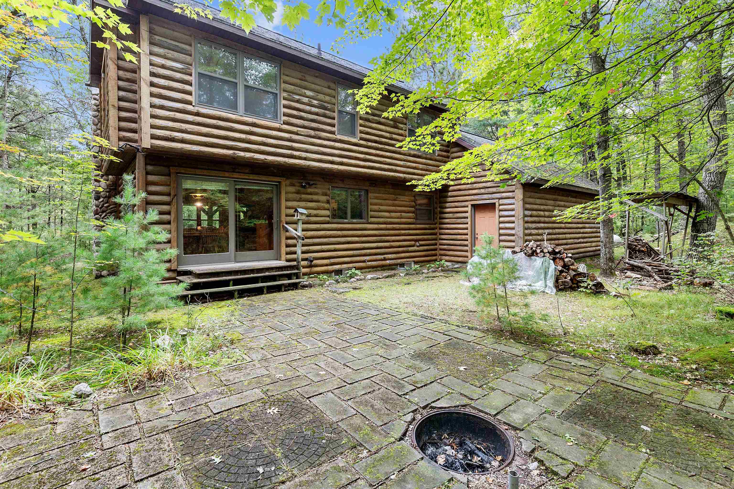 Experience the best of Legend Lake in this charming 1.5-story cottage. – image 35
