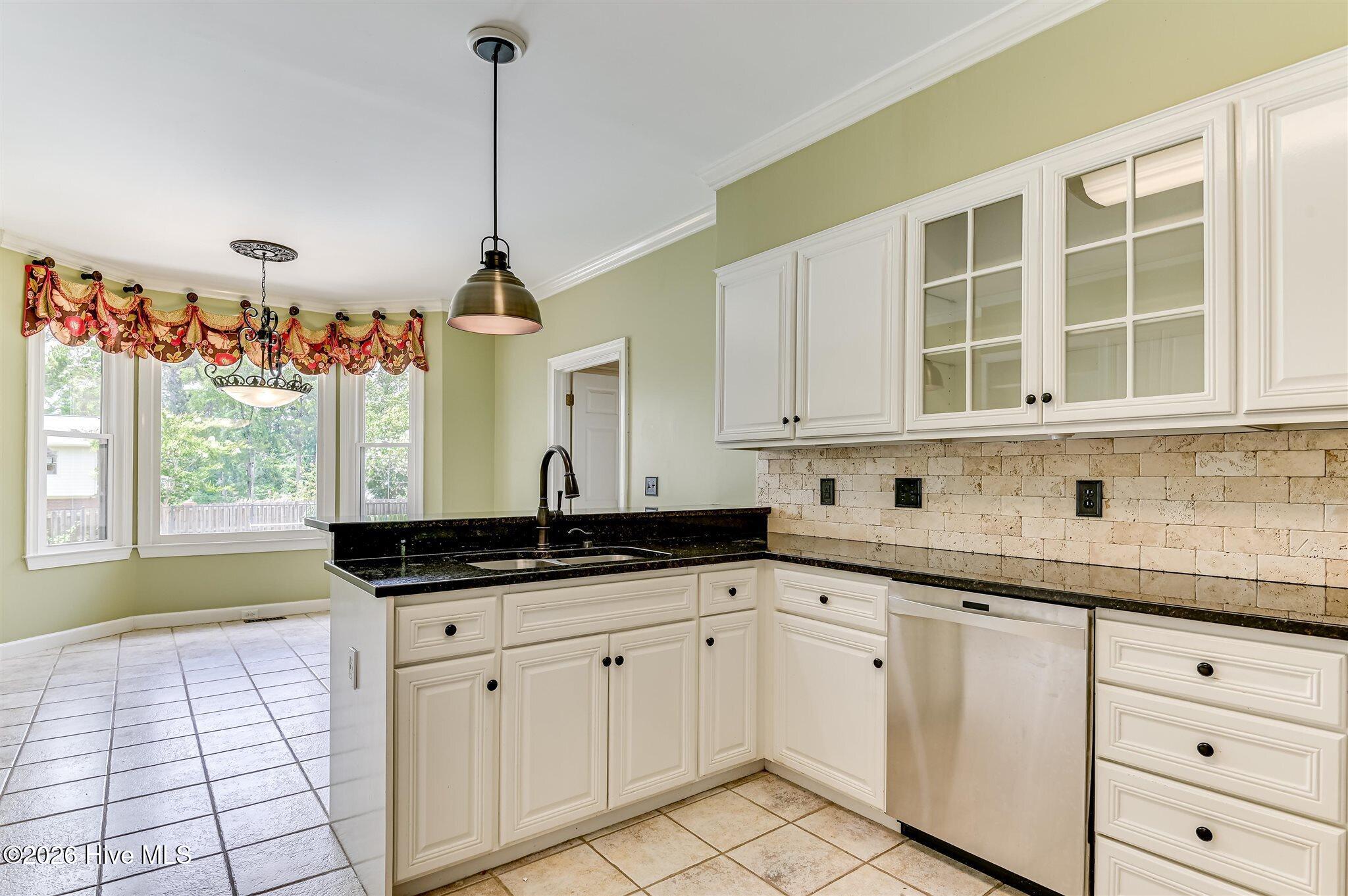 Welcome to this stunning brick home nestled on a quiet cul-de-sac in t – image 20