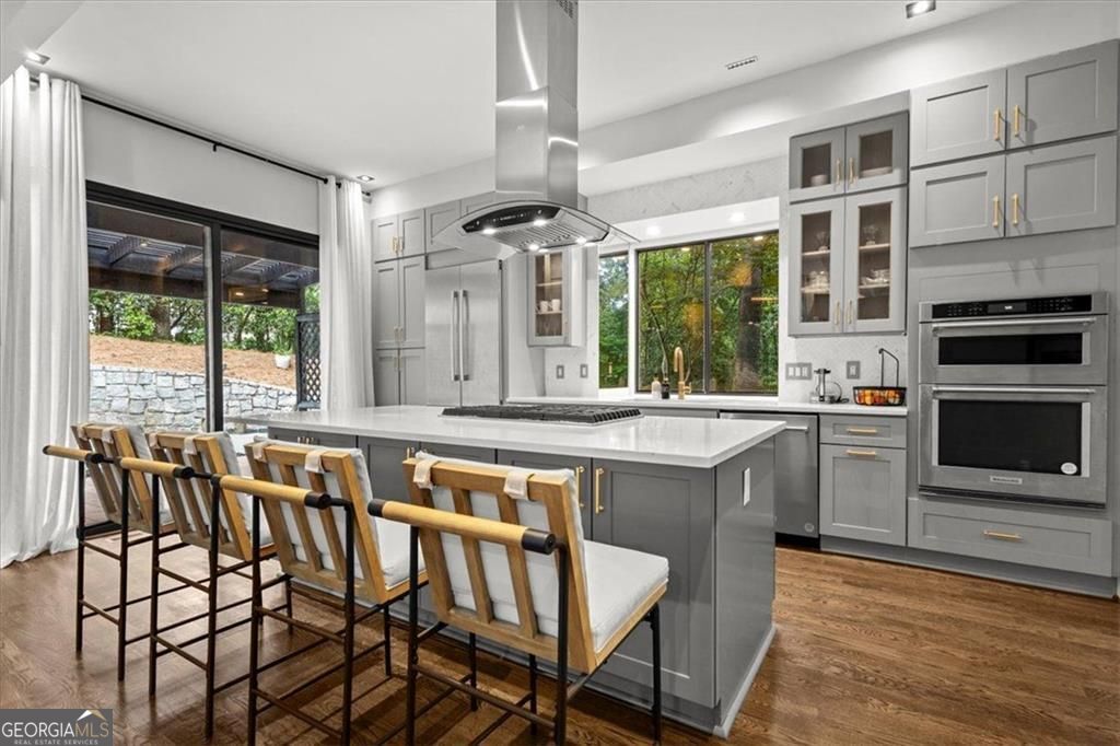Gracious proportions and well-defined living spaces offer the perfect – image 8