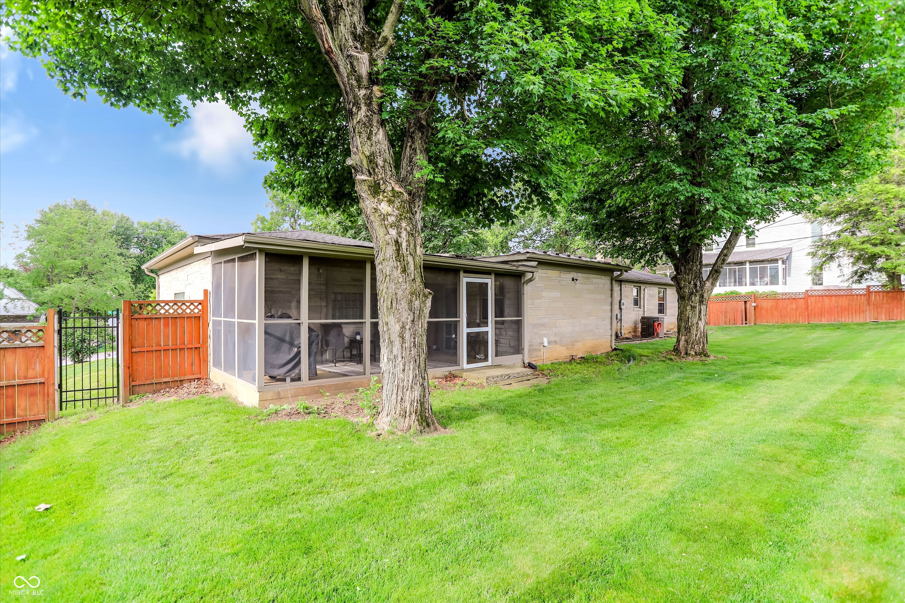 410 410 W Ash Street, Zionsville, Indiana, 46077, USA, 3 Bedrooms Bedrooms, ,2 BathroomsBathrooms,Residential,For Sale,410 W Ash Street,3dd59809-0021-48b9-a32f-4220e5