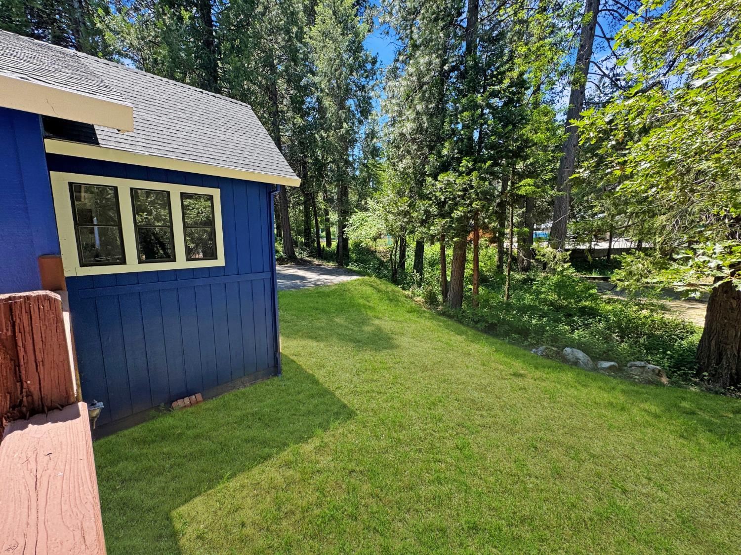 Come enjoy the privacy of this tucked-away home, perfectly positioned – image 15