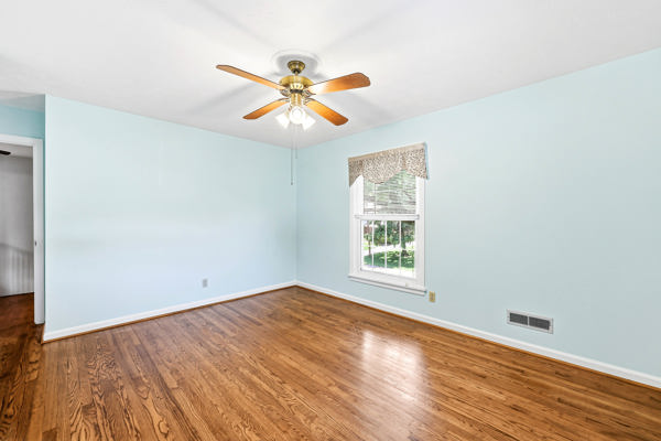 Welcome to this beautiful home that’s gleaming with pride and perfecti – image 38