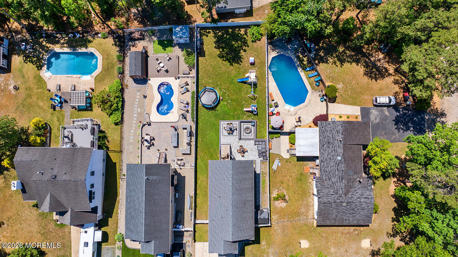 Beautifully maintained 3-bedroom, 2.5-bath home featuring an open-conc – image 34