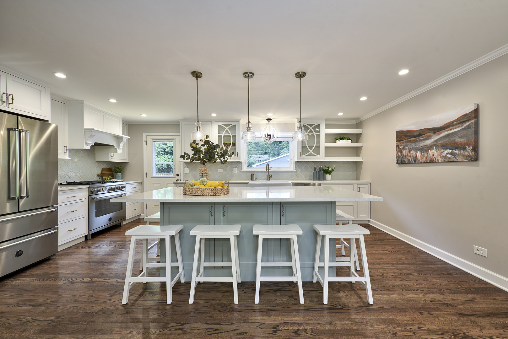 Beautifully updated and highlighted by an exceptional 25x24 detached h – image 6