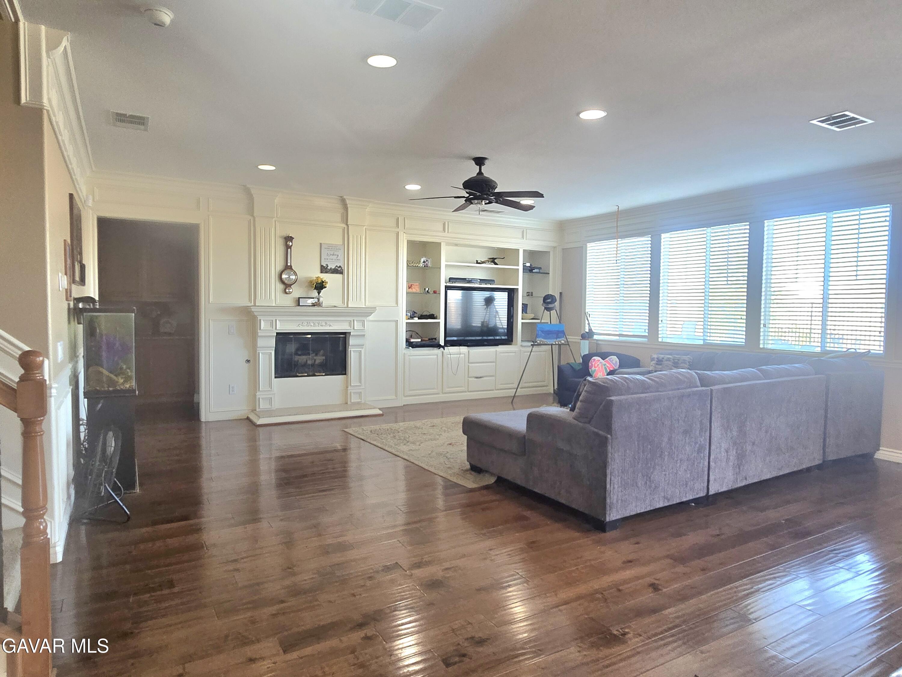 Stunning 5-bedroom, 4-bathroom, 2-story single-family home in the high – image 8