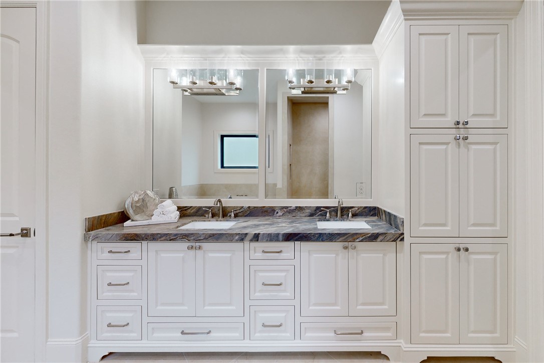 Elegant and refined new construction home located in the esteemed Mira – image 11
