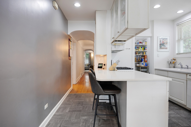 Meticulously maintained and thoughtfully updated, this charming Chicag – image 19