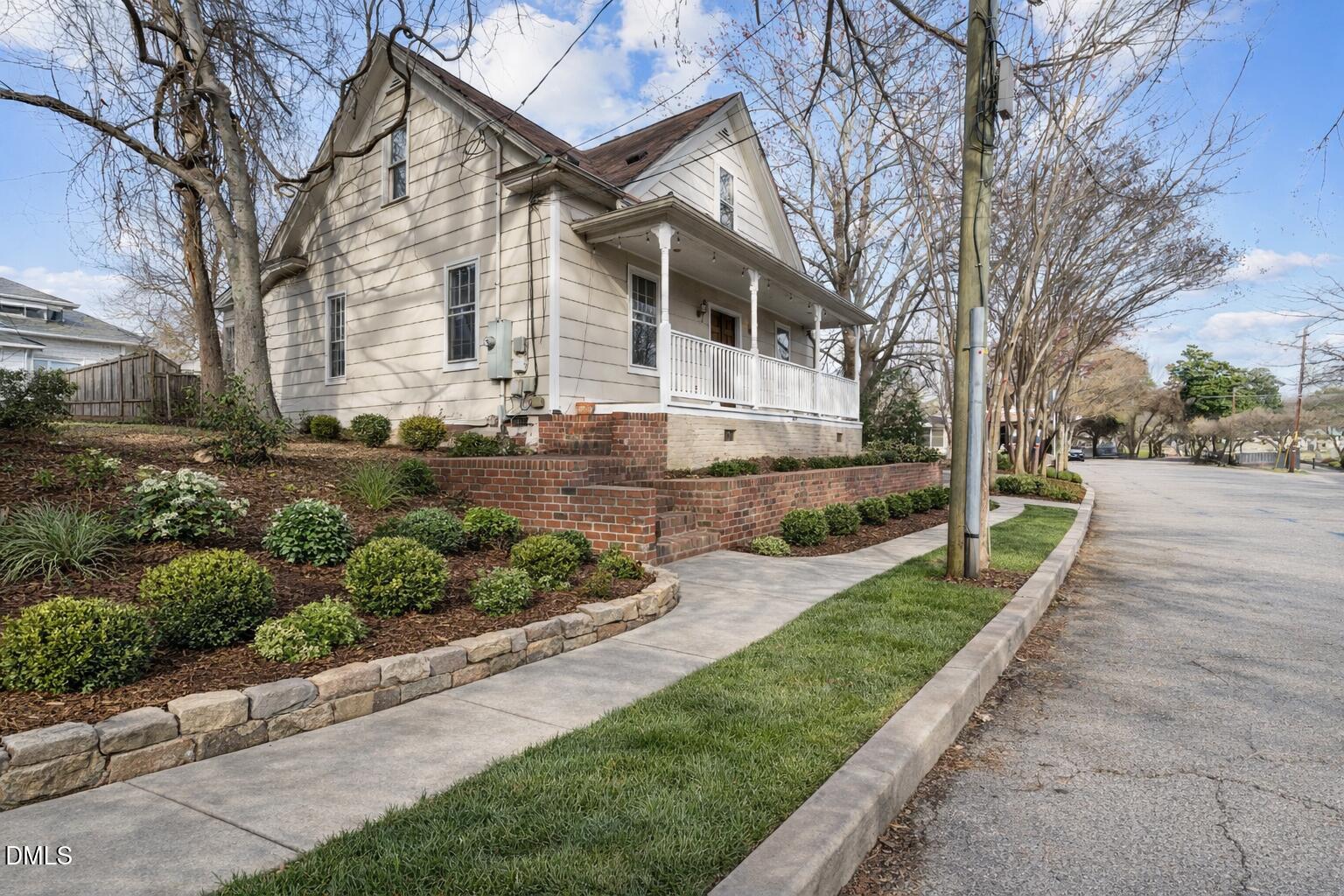 Located near Downtown Raleigh, this ±2,025 SF commercial building at 4 – image 1