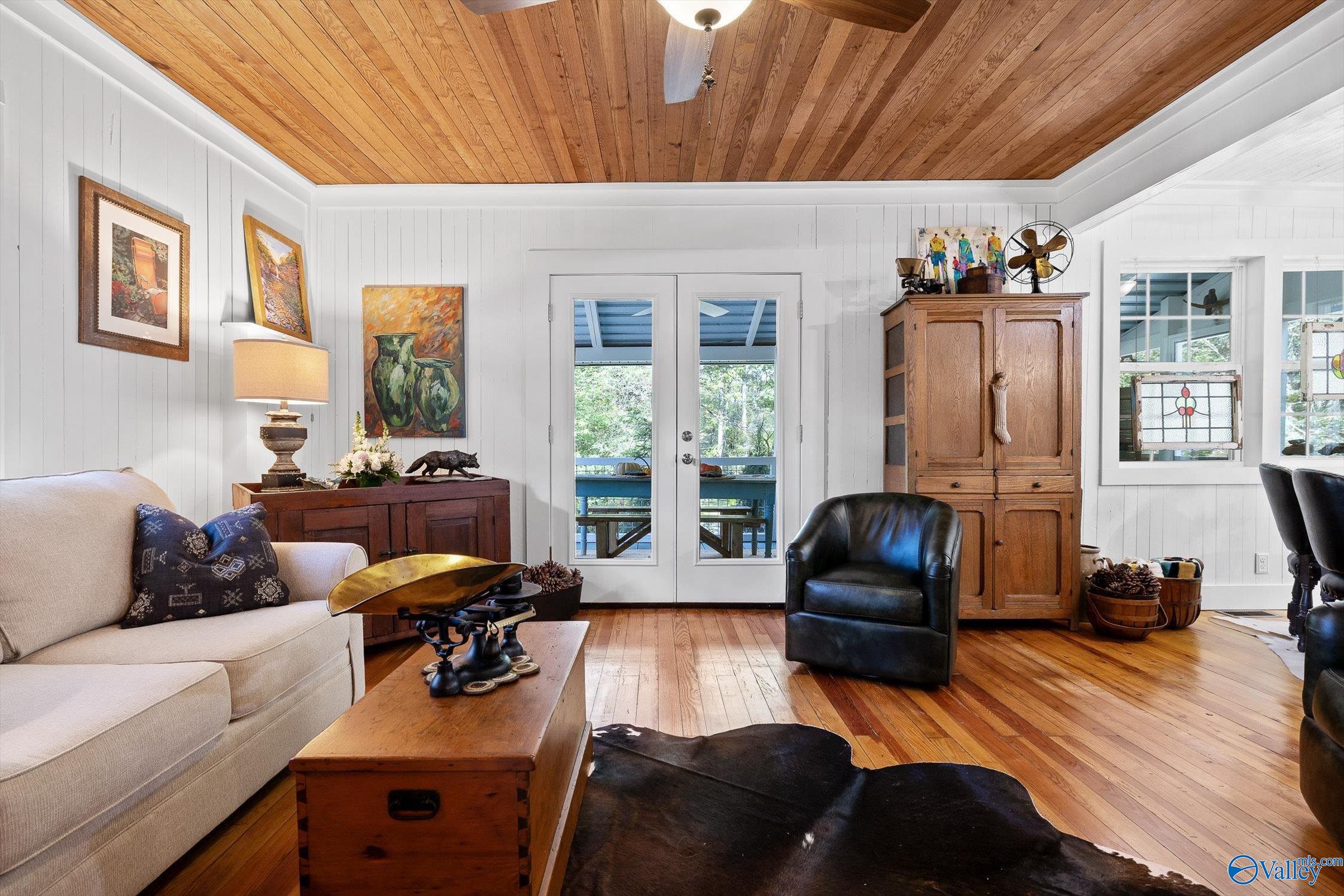 Irreplaceable Mentone charm meets thoughtful updates. Built in 1935, t – image 8