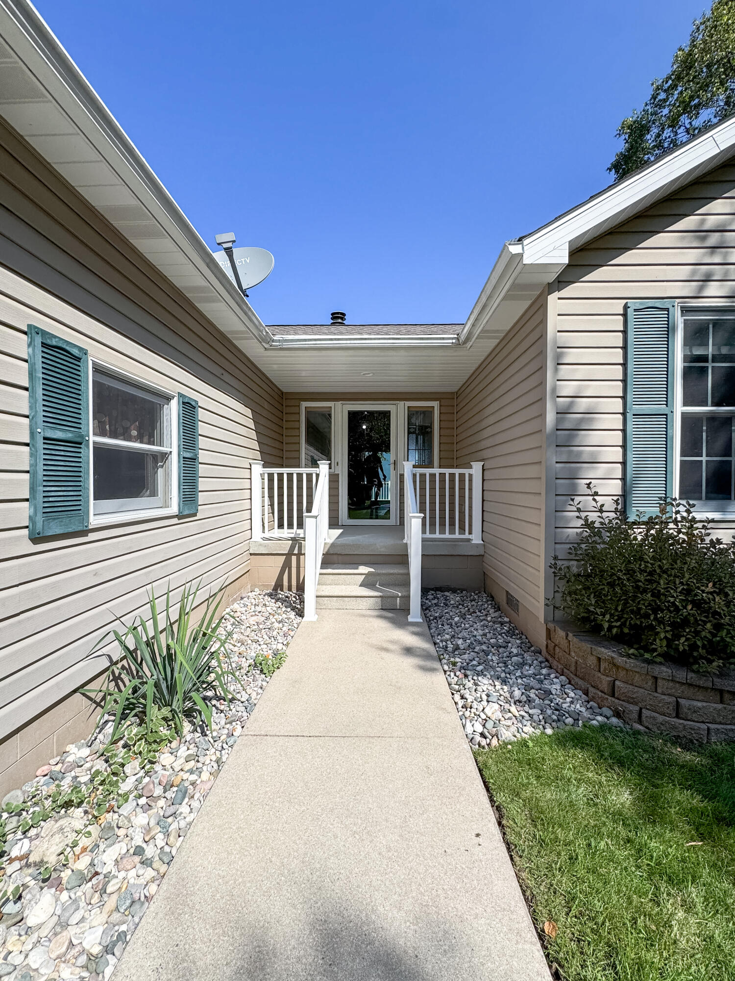 This one-owner ranch home on Lake Huron offers a perfect blend of comf – image 40
