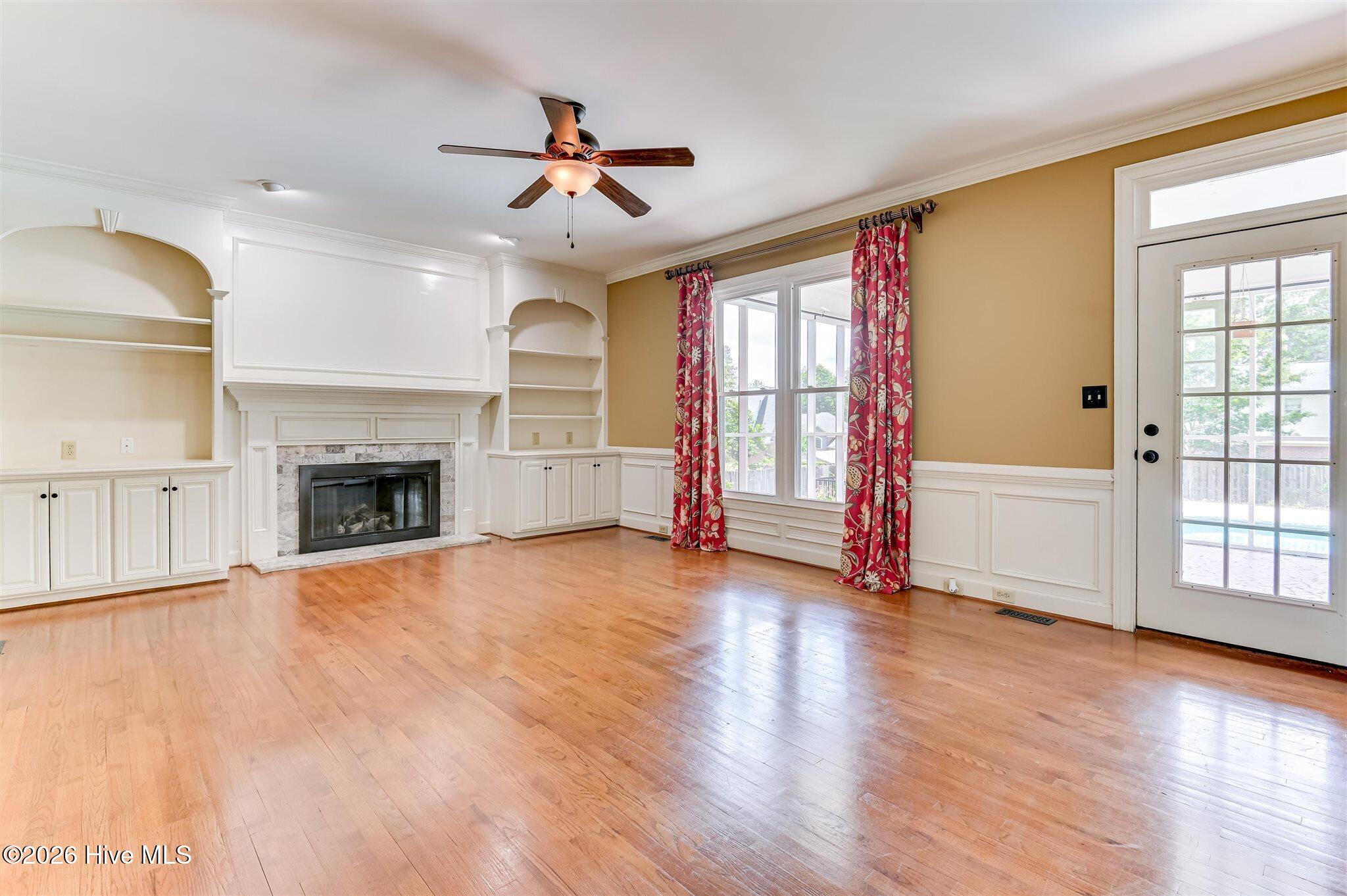 Welcome to this stunning brick home nestled on a quiet cul-de-sac in t – image 12