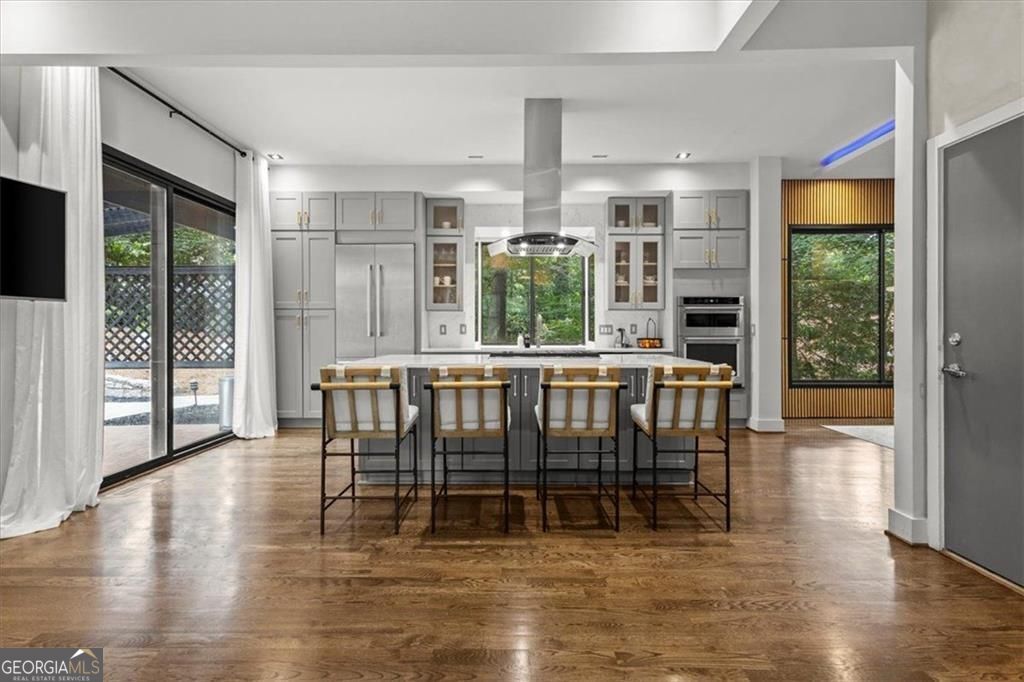 Gracious proportions and well-defined living spaces offer the perfect – image 13