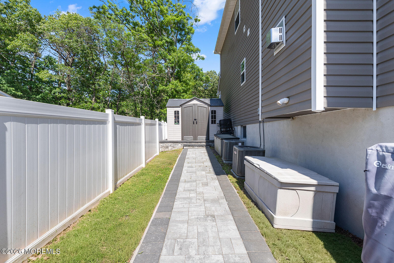 Beautifully maintained 3-bedroom, 2.5-bath home featuring an open-conc – image 31