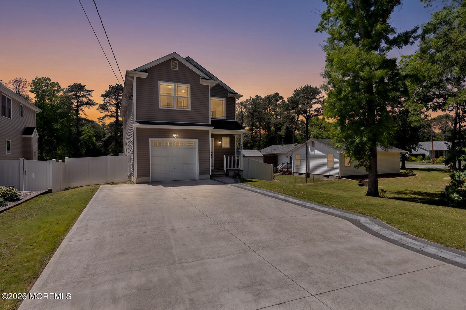 Beautifully maintained 3-bedroom, 2.5-bath home featuring an open-conc – image 1
