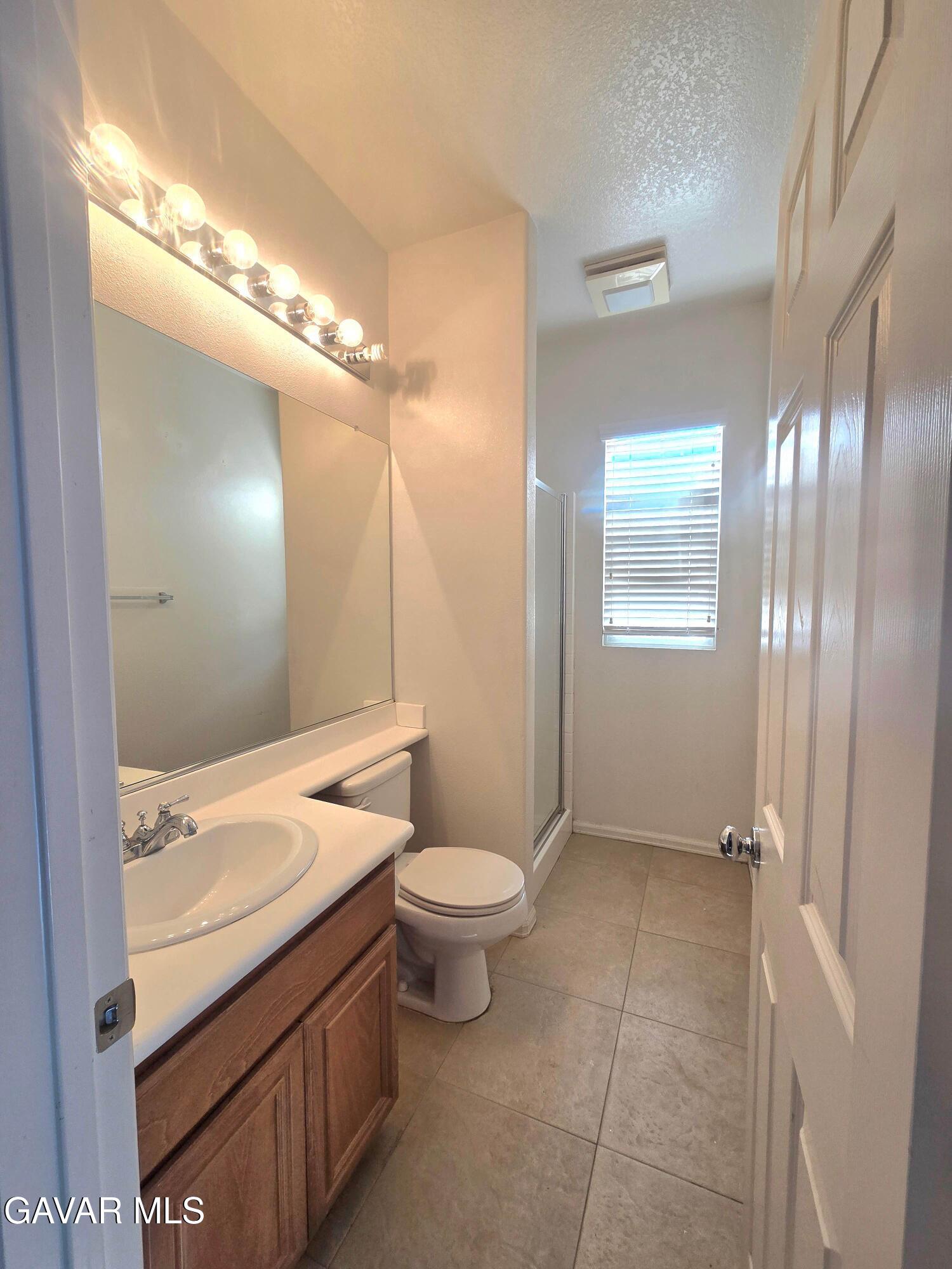 Stunning 5-bedroom, 4-bathroom, 2-story single-family home in the high – image 25