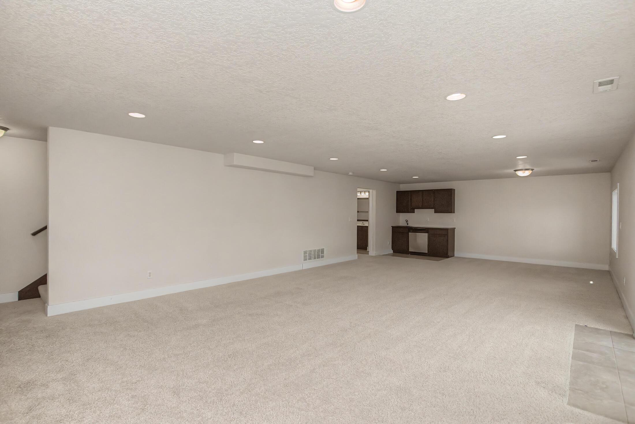 Beautifully crafted 1-story walk-out home in the highly desirable Sout – image 26