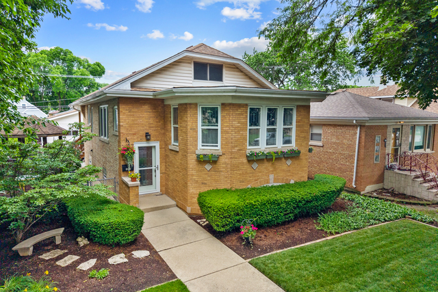 Meticulously maintained and thoughtfully updated, this charming Chicag – image 2