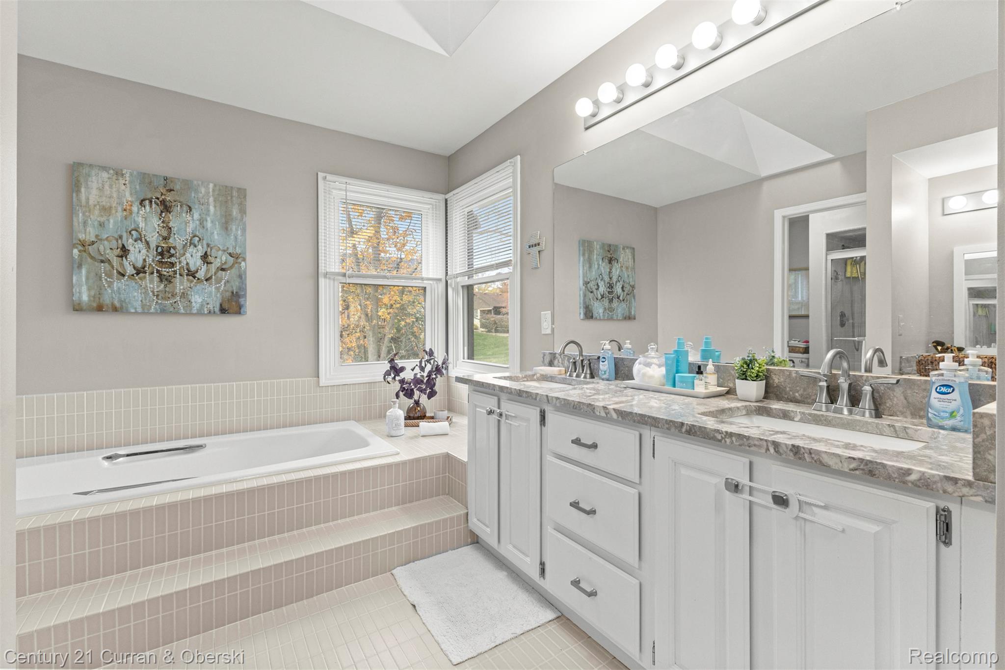 Welcome to 30999 Sudbury Street in Farmington Hills. This beautifully – image 33