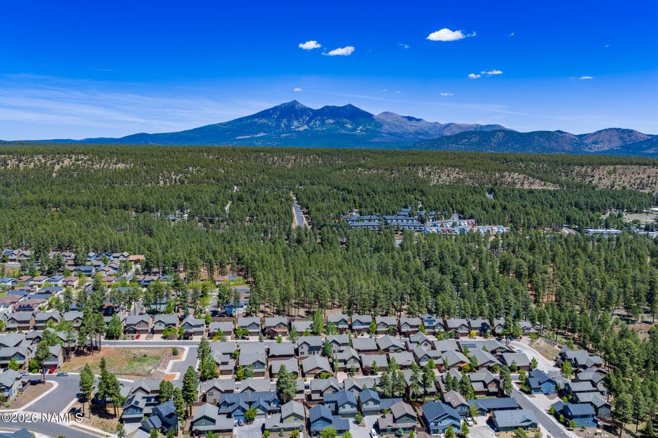 Mountain views, dual primary suites, and Flagstaff living at its fines – image 46