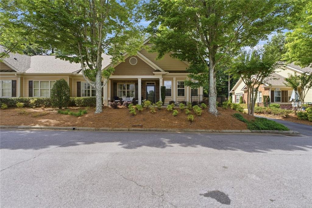 Welcome to this lovely home in the highly sought-after Orchards of Bra – image 2