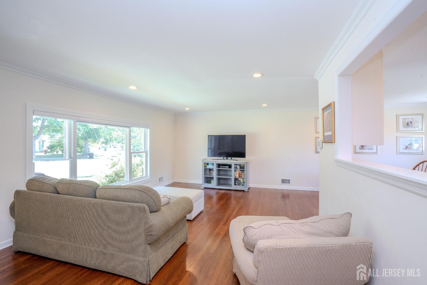 This lovely Cape Cod-style home is located in the highly desirable Far – image 5
